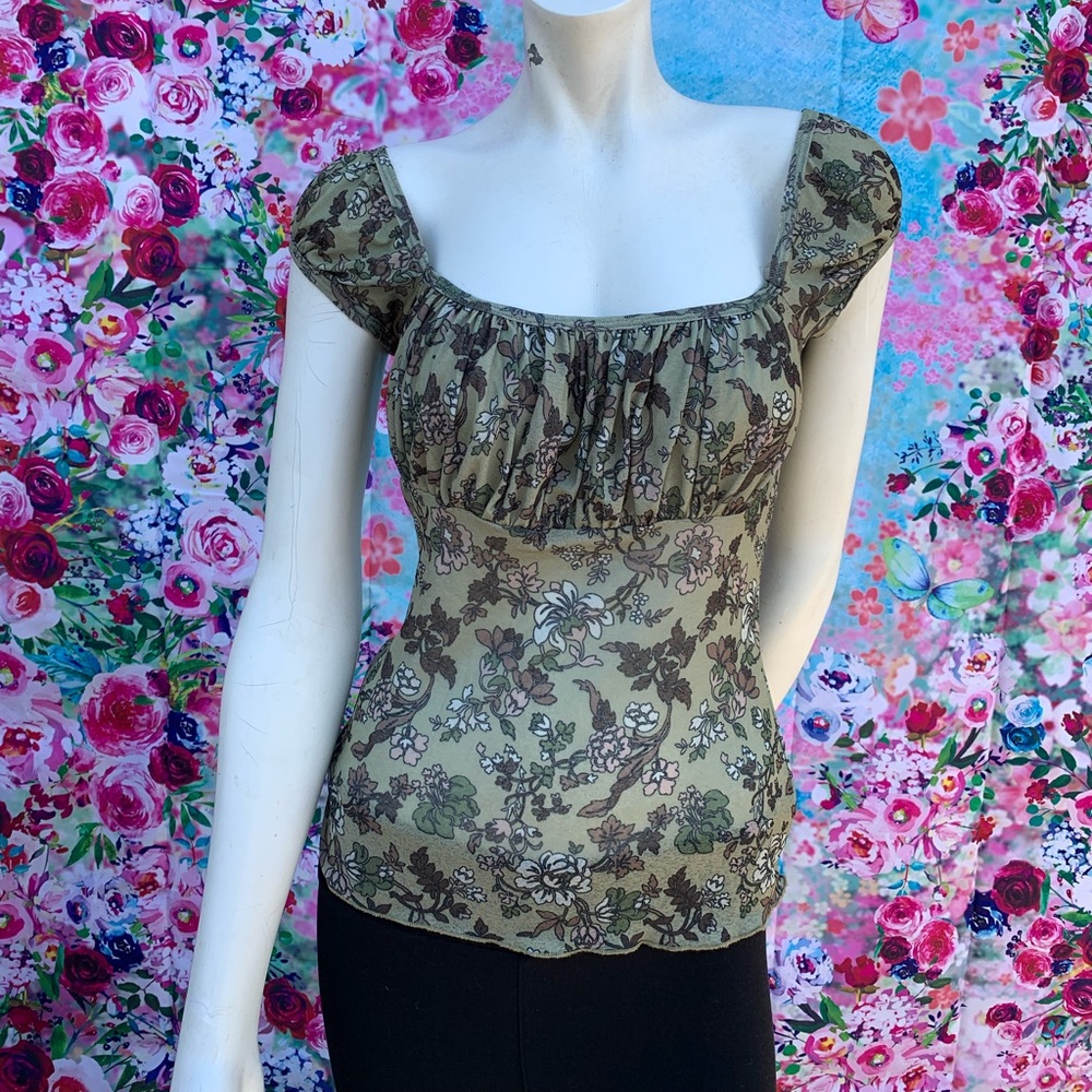 Short sleeve lightweight top